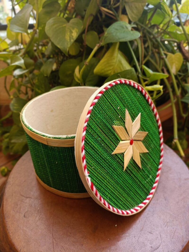 Green Haven: Round Bamboo Trinket Box for Cherished Objects